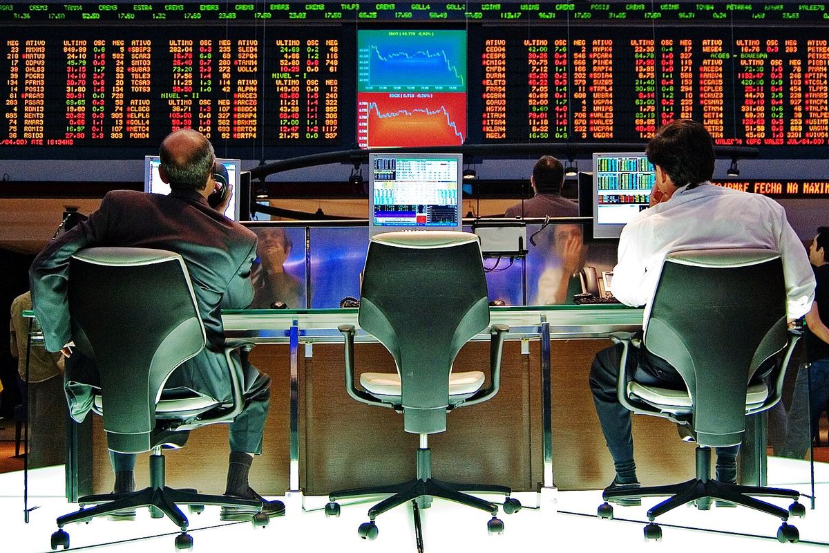 Painel e mesas de operação da Bolsa de Valores de São Paulo