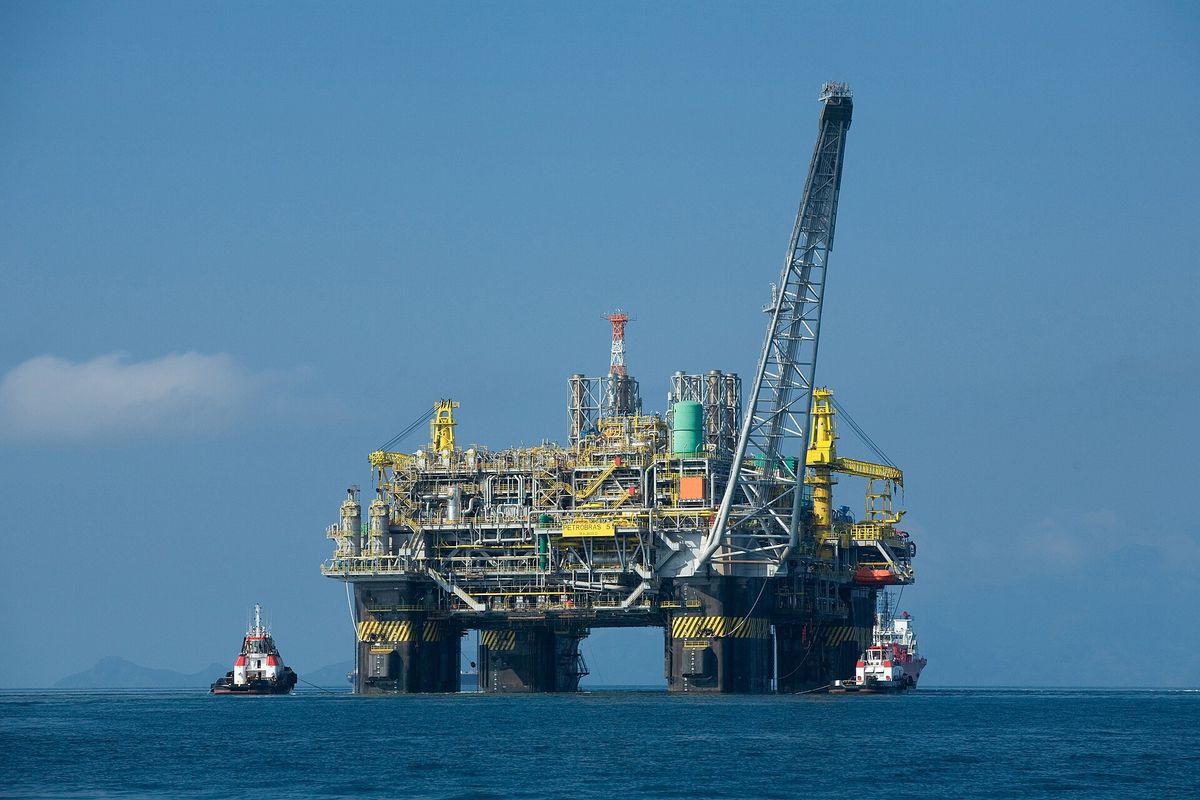 Plataforma de petróleo P-51 em alto-mar, com rebocadores