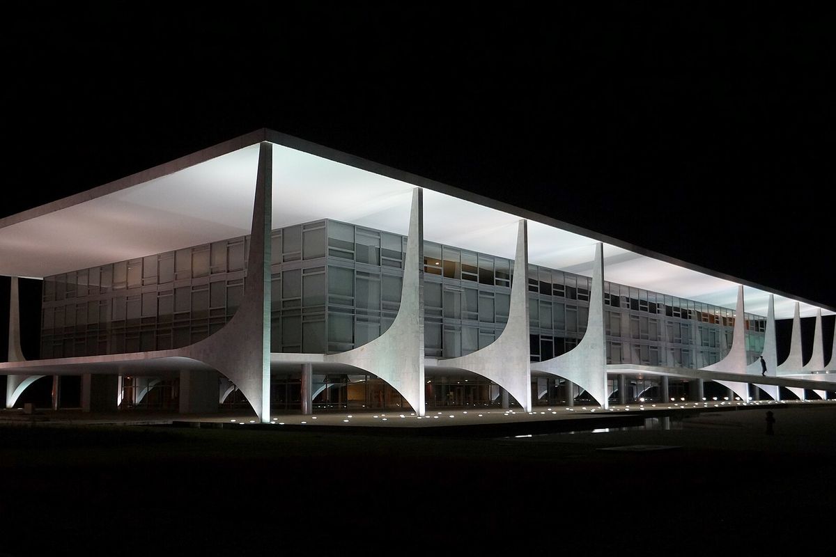 Palácio do Planalto iluminado à noite