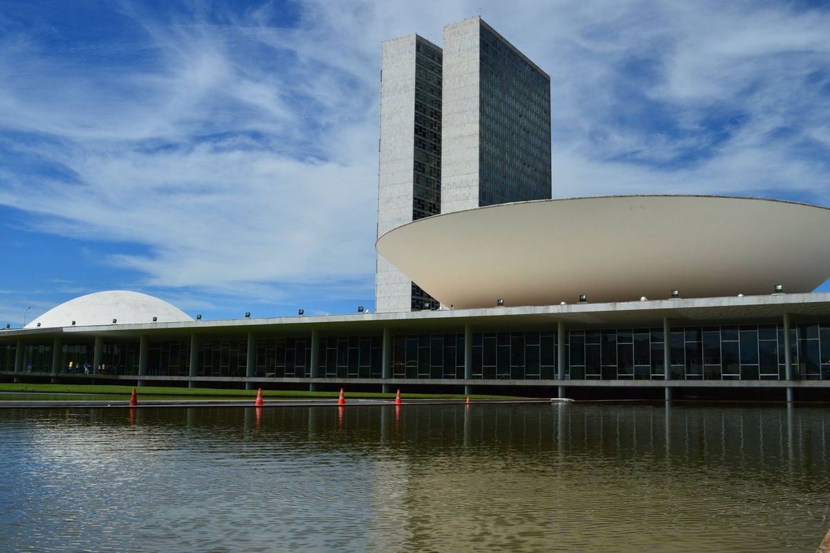 Congresso Nacional visto do espelho d'água