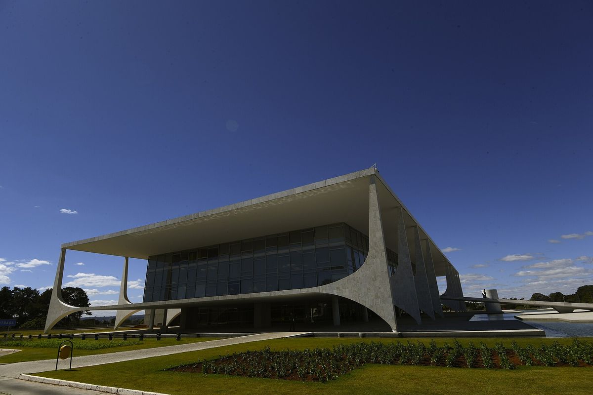 Palácio do Planalto sob céu azul