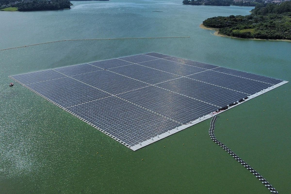 Usina solar flutuante em reservatório, em São Paulo
