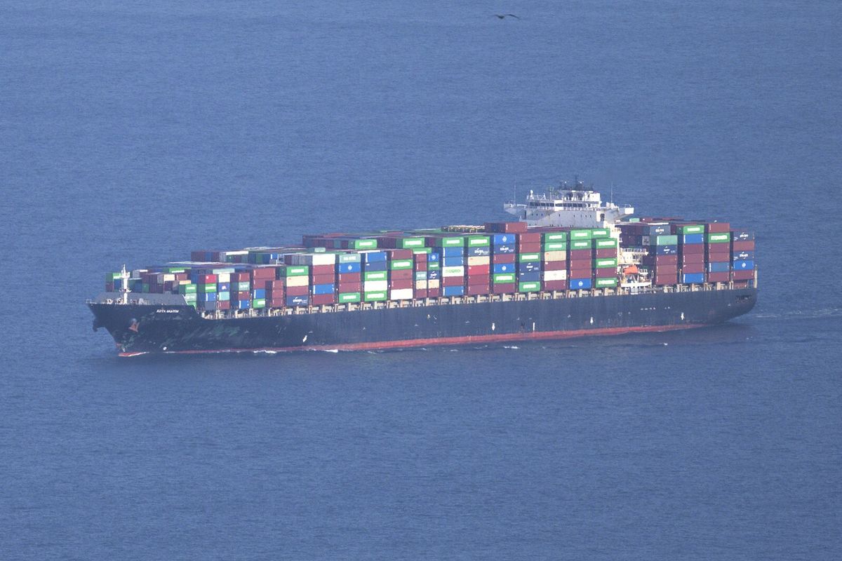 Navio porta-contêineres em navegação perto do Rio de Janeiro