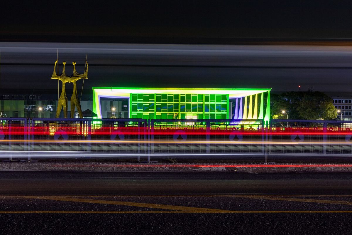 Praça dos Três Poderes iluminada à noite, em Brasília