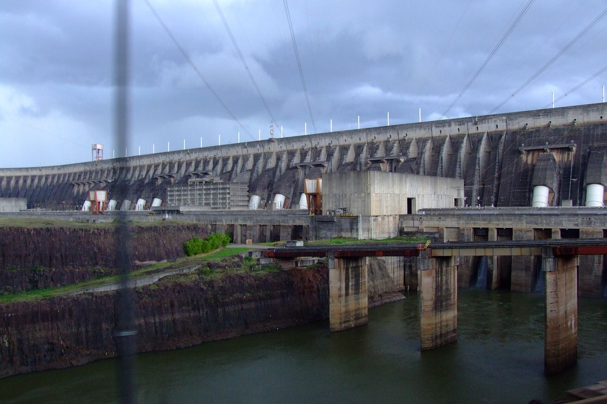 Usina Hidrelétrica de Itaipu, na fronteira com o Paraguai