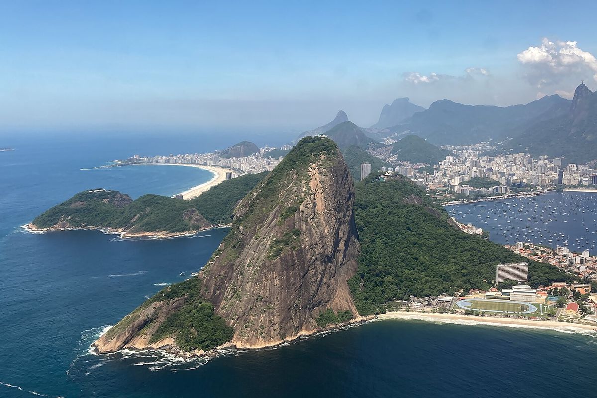 Pão de Açúcar e a orla do Rio de Janeiro vistos do alto