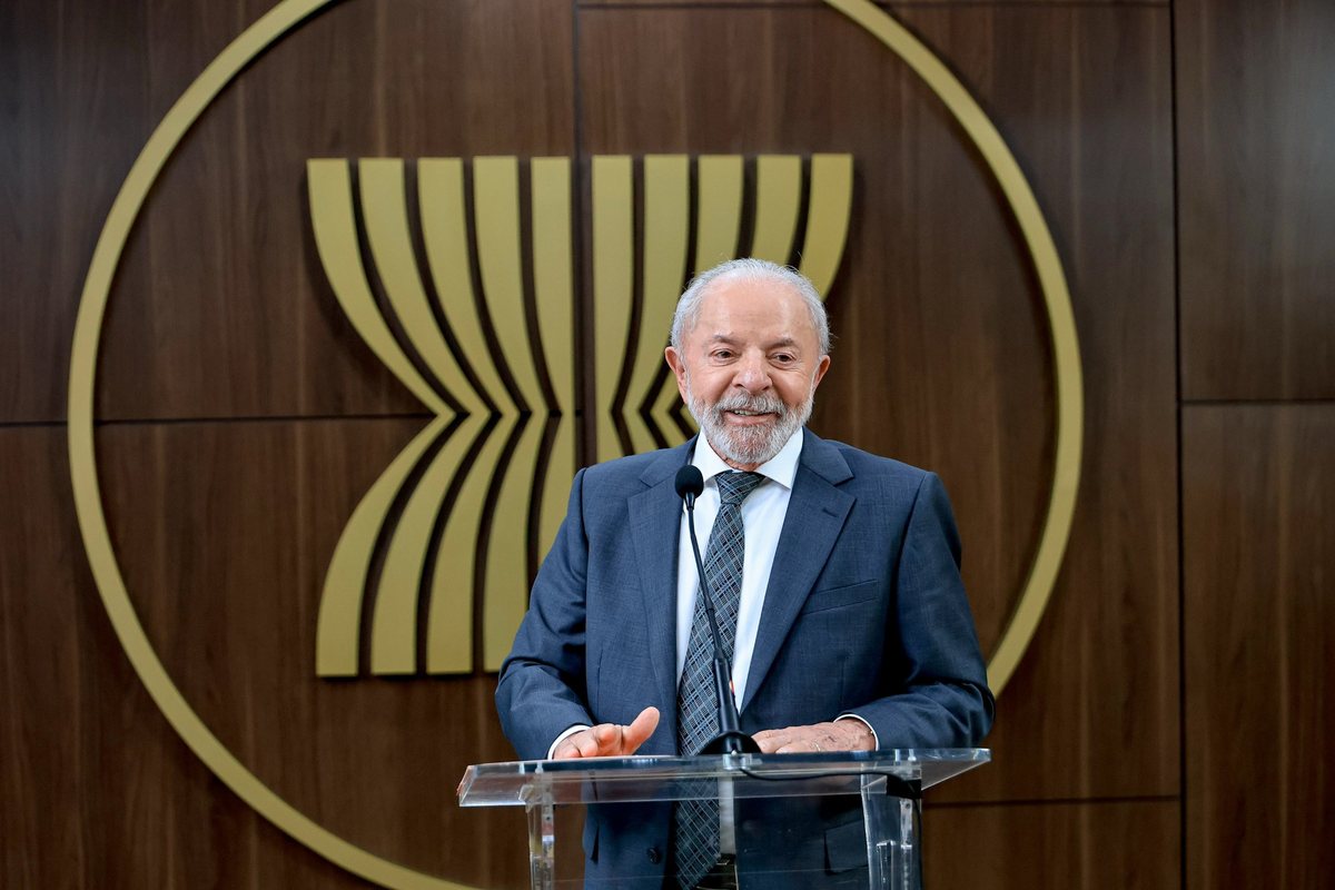 Presidente Lula em entrevista, diante do painel da Asean, em 24 de outubro de 2025
